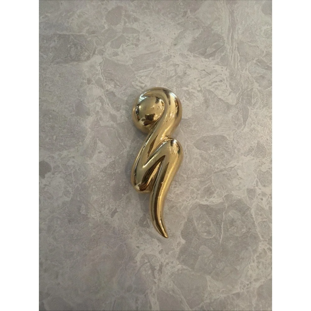 1980S Gold Tone Vintage Brooch with an abstract modernist swirl shape